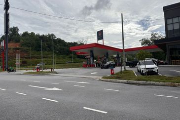 Unleash the potential of this 3.26-acre leasehold land strategically located along Persiaran Mokhtar Dahari, Shah Alam.