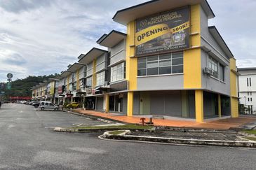 Unleash the potential of this 3.26-acre leasehold land strategically located along Persiaran Mokhtar Dahari, Shah Alam.