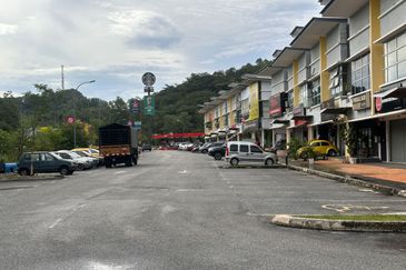 Unleash the potential of this 3.26-acre leasehold land strategically located along Persiaran Mokhtar Dahari, Shah Alam.