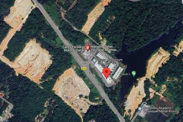 Unleash the potential of this 3.26-acre leasehold land strategically located along Persiaran Mokhtar Dahari, Shah Alam.