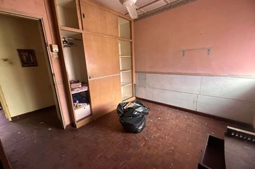 SS17 Subang Jaya Freehold House for Sale, Requires Renovation.