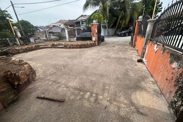 SS17 Subang Jaya Freehold House for Sale, Requires Renovation.
