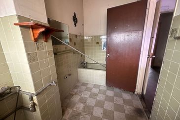 SS17 Subang Jaya Freehold House for Sale, Requires Renovation.