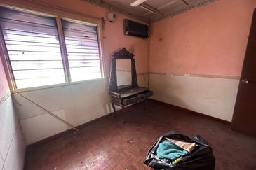 SS17 Subang Jaya Freehold House for Sale, Requires Renovation.