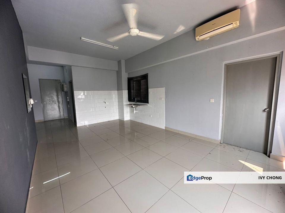 The Wharf Residence 2+1 Rooms Apartment for Rent. With Balcony & 2 ACs., Selangor, Puchong