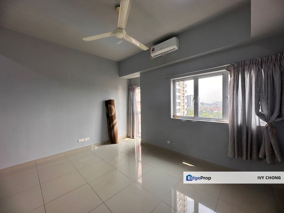 The Wharf Residence 2+1 Rooms Apartment for Rent. With Balcony & 2 ACs., Selangor, Puchong