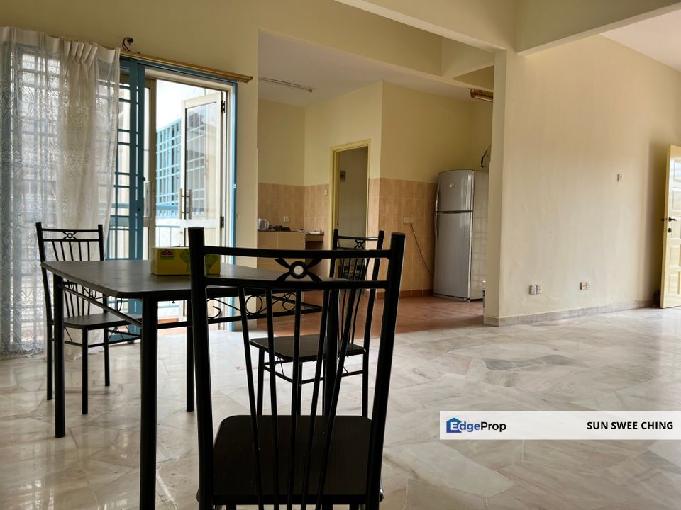 1st floor huge balcony gated n guarded Town House , Selangor, Seri Kembangan