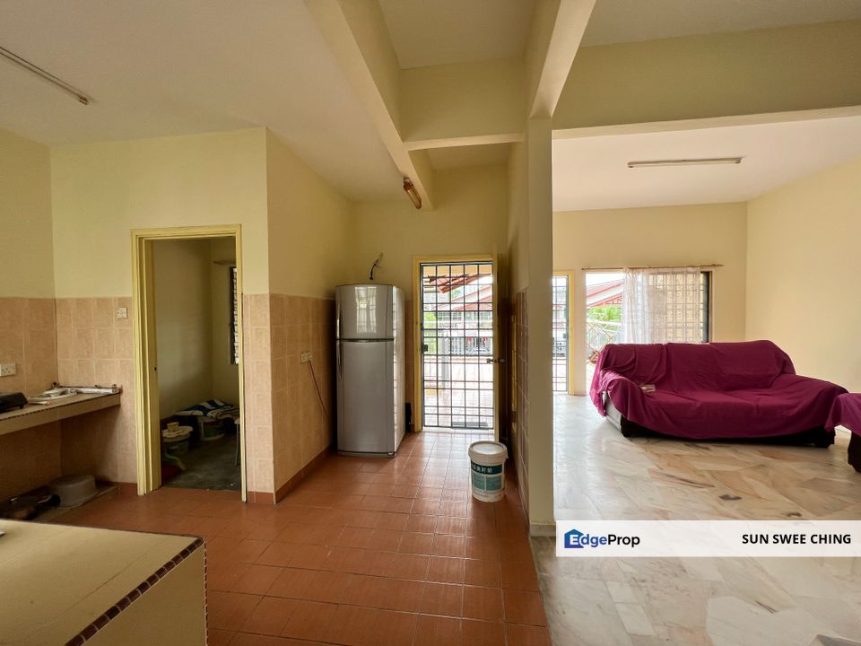 1st floor huge balcony gated n guarded Town House , Selangor, Seri Kembangan