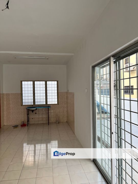 Fully repaired and repainted semi D for immediate rental , Selangor, Seri Kembangan