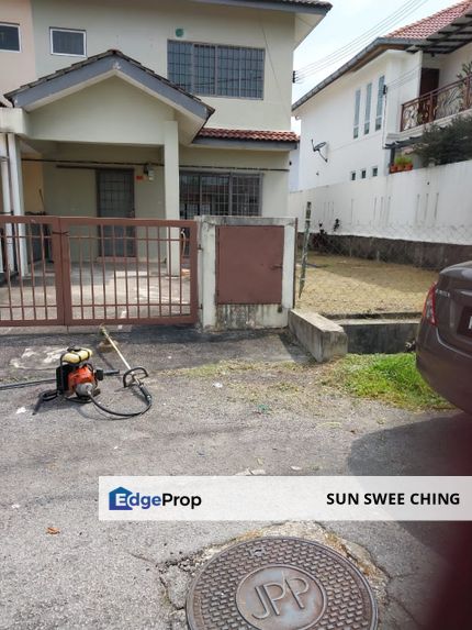 Clean, well-kept double storey, G & G Semi D with extra land for rent, Selangor, Seri Kembangan