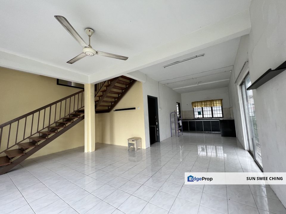Clean, well-kept double storey, G & G Semi D with extra land for rent, Selangor, Seri Kembangan