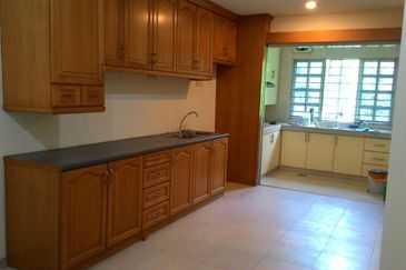 Renovated, extended, facing park, G n G, with extra parking 