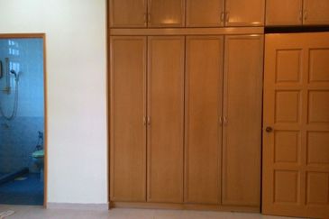 Renovated, extended, facing park, G n G, with extra parking 