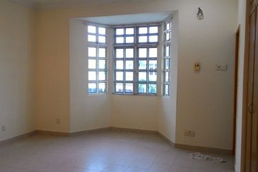 Renovated, extended, facing park, G n G, with extra parking 