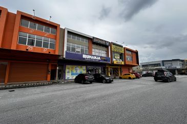 Batang Kali - Main Road Corner Office For Rent 