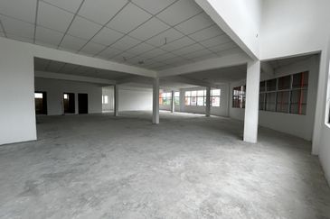 Batang Kali - Main Road Corner Office For Rent 