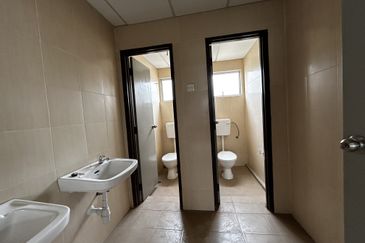 Batang Kali - Main Road Corner Office For Rent 