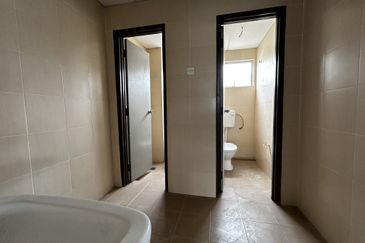 Batang Kali - Main Road Corner Office For Rent 