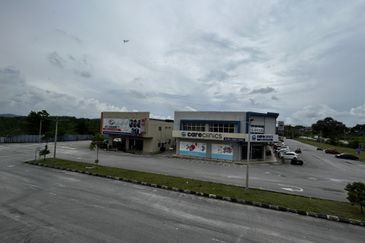 Batang Kali - Main Road Corner Office For Rent 