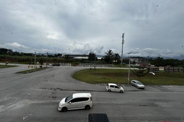 Batang Kali - Main Road Corner Office For Rent 