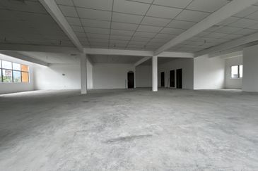 Batang Kali - Main Road Corner Office For Rent 