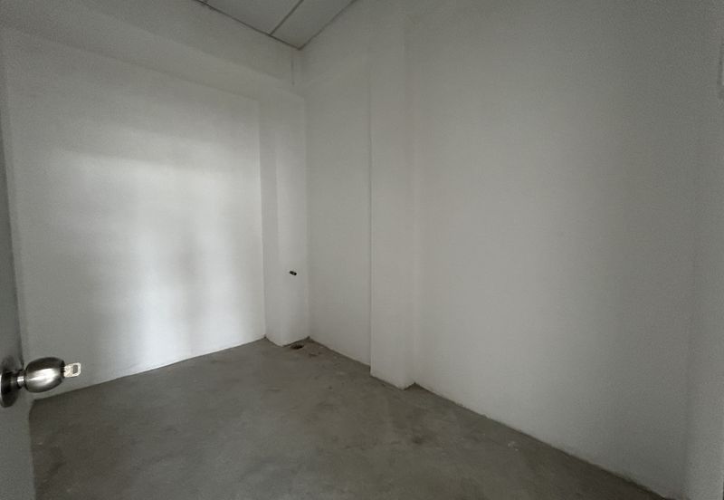 Batang Kali - Main Road Corner Office For Rent 