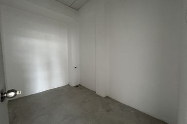 Batang Kali - Main Road Corner Office For Rent 