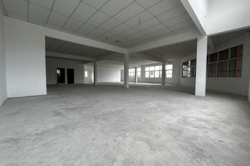 Batang Kali - Main Road Corner Office For Rent 