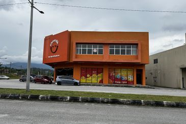 Batang Kali - Main Road Corner Office For Rent 