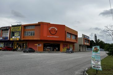 Batang Kali - Main Road Corner Office For Rent 