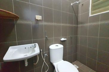 Fully Reno Extended kitchen and living area Dekat surau Double Storey Semi D Cluster Puncak Alam For Sale