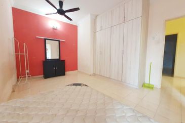 Fully Reno Extended kitchen and living area Dekat surau Double Storey Semi D Cluster Puncak Alam For Sale