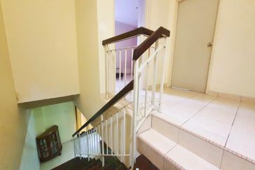 Fully Reno Extended kitchen and living area Dekat surau Double Storey Semi D Cluster Puncak Alam For Sale