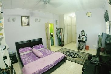 Freehold Dekat sekolah Facing north Renovated unit Double Storey Terrace Jalan Serambi Bukit Jelutong Shah Alam For Sale