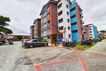 Iris Apartment, Taman Saujana Utama