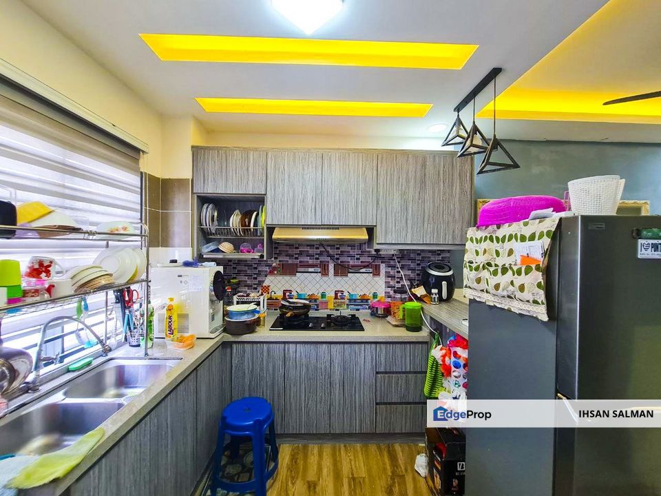 Renovated Cantik Kitchen cabinet Gated and guarded Easy access to highway Townhouse Simfoni Perdana Alam Perdana Puncak Alam For Sale, Selangor, Bandar Puncak Alam
