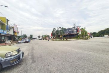 Near Lotus Near Bank Muamalat Near Masjid Puncak Alam Large catchment Double Storey Shop Lot Puncak Bestari Puncak Alam For Rent