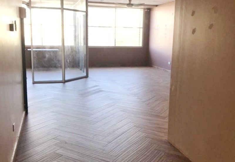 Facing Main Road Near to restaurant and clinics Renovated unit with 3 units a/cond Shop Office Dataran Suria Alam Suria Puncak Alam For Rent