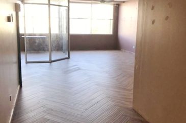 Facing Main Road Near to restaurant and clinics Renovated unit with 3 units a/cond Shop Office Dataran Suria Alam Suria Puncak Alam For Rent