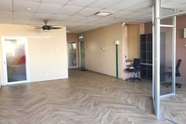 Facing Main Road Near to restaurant and clinics Renovated unit with 3 units a/cond Shop Office Dataran Suria Alam Suria Puncak Alam For Rent