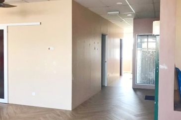 Facing Main Road Near to restaurant and clinics Renovated unit with 3 units a/cond Shop Office Dataran Suria Alam Suria Puncak Alam For Rent