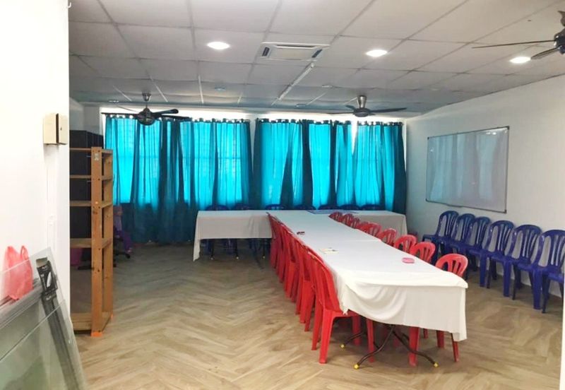 Facing Main Road Near to restaurant and clinics Renovated unit with 3 units a/cond Shop Office Dataran Suria Alam Suria Puncak Alam For Rent