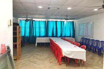 Facing Main Road Near to restaurant and clinics Renovated unit with 3 units a/cond Shop Office Dataran Suria Alam Suria Puncak Alam For Rent