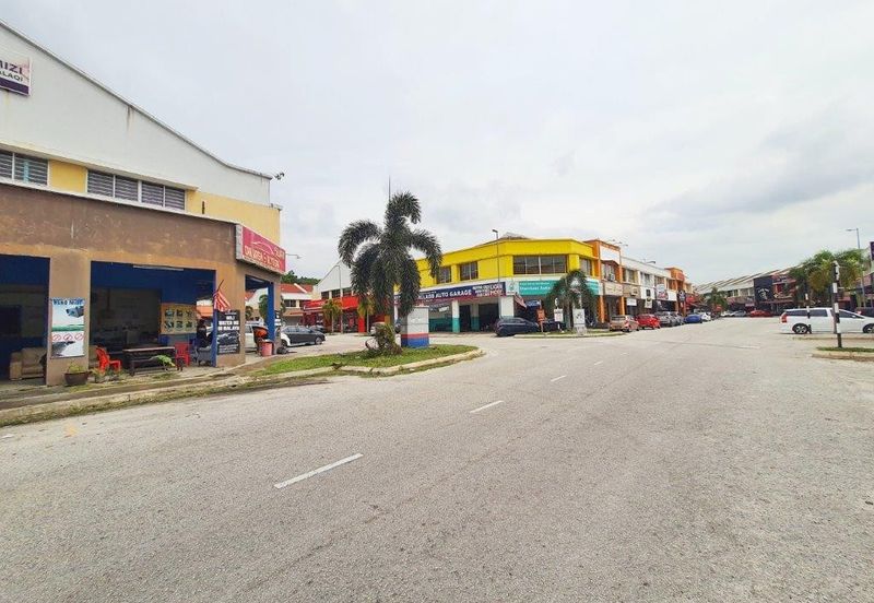 Facing Main Road Near to restaurant and clinics Renovated unit with 3 units a/cond Shop Office Dataran Suria Alam Suria Puncak Alam For Rent