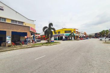Facing Main Road Near to restaurant and clinics Renovated unit with 3 units a/cond Shop Office Dataran Suria Alam Suria Puncak Alam For Rent