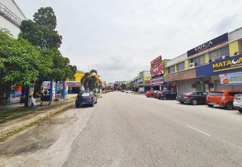 Facing Main Road Near to restaurant and clinics Renovated unit with 3 units a/cond Shop Office Dataran Suria Alam Suria Puncak Alam For Rent