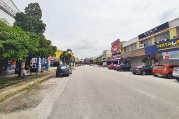 Facing Main Road Near to restaurant and clinics Renovated unit with 3 units a/cond Shop Office Dataran Suria Alam Suria Puncak Alam For Rent