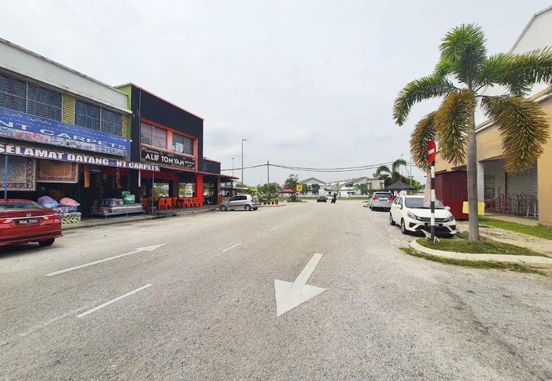 Facing Main Road Near to restaurant and clinics Renovated unit with 3 units a/cond Shop Office Dataran Suria Alam Suria Puncak Alam For Rent