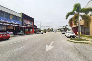 Facing Main Road Near to restaurant and clinics Renovated unit with 3 units a/cond Shop Office Dataran Suria Alam Suria Puncak Alam For Rent