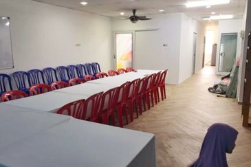 Facing Main Road Near to restaurant and clinics Renovated unit with 3 units a/cond Shop Office Dataran Suria Alam Suria Puncak Alam For Rent